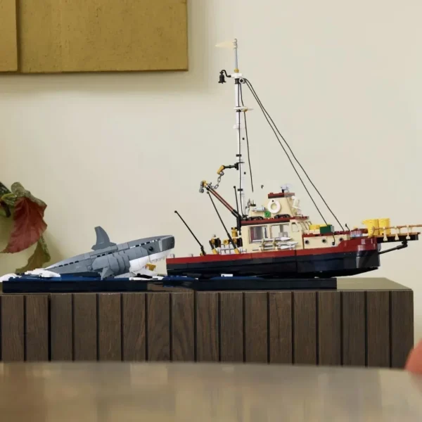 Building Blocks Set Jaw Diorama White Shark Model - Image 3