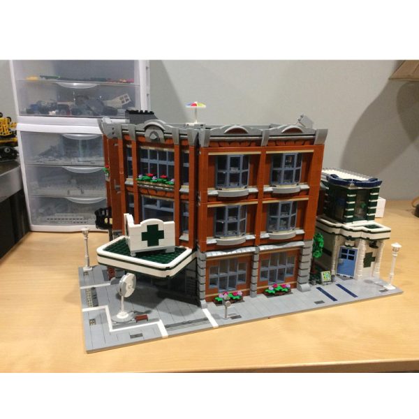 City Street View HOSPITAL & Corner Garage Building Block Set - Image 2