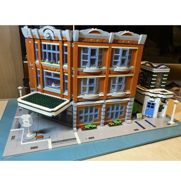 City Street View HOSPITAL & Corner Garage Building Block Set - Image 3