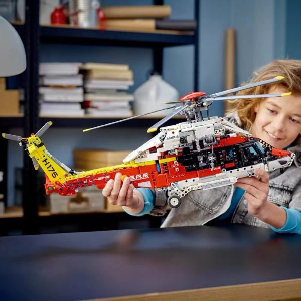 LEGO 42145 Technical Airbus H175 Rescue Helicopter - Image 2