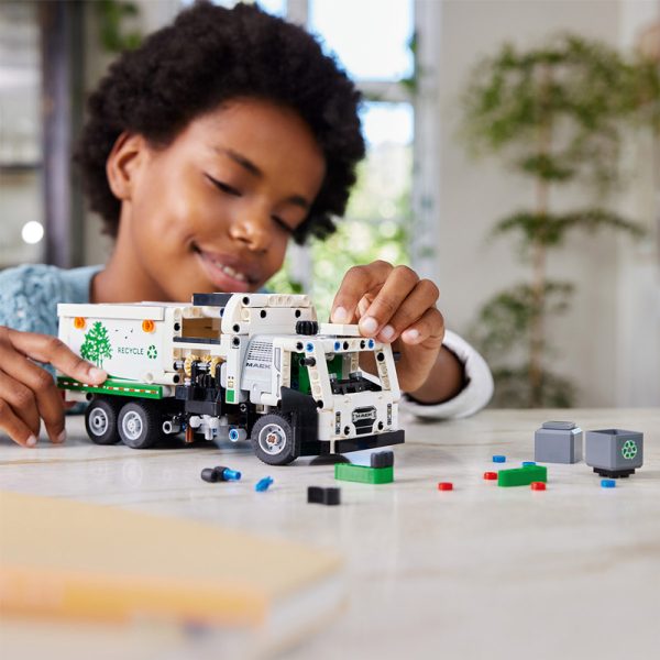 LEGO Technic 42167 Mack LR Electric Garbage Truck - Image 5